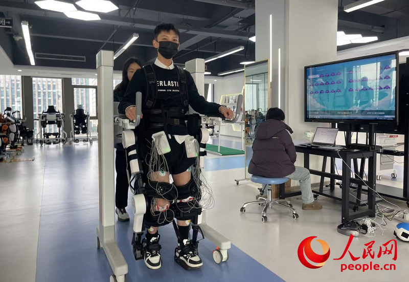 程天科技研发人员正在对外骨骼设备进行测试。人民网记者 王丽玮 摄 程天科技研发人员正在对外骨骼设备进行测试。人民网记者 王丽玮摄