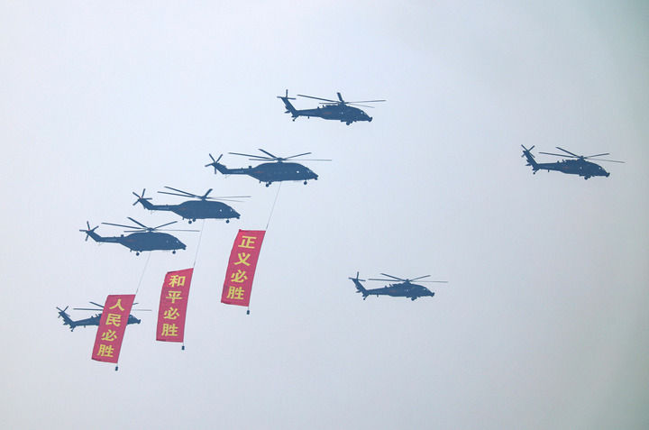 2025年9月3日,纪念中国人民抗日战争暨世界反法西斯战争胜利80周年大会在北京隆重举行。这是空中护旗梯队接受检阅。新华社记者 王婧嫱 摄