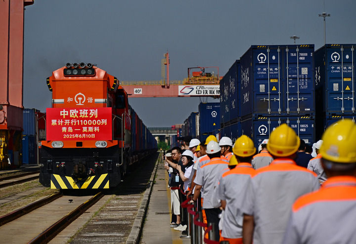 2025年6月10日在山东青岛胶州站拍摄的中欧班列。新华社记者 李紫恒 摄
