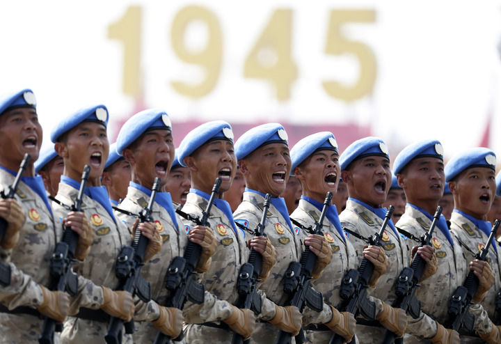 2025年9月3日,纪念中国人民抗日战争暨世界反法西斯战争胜利80周年大会在北京隆重举行。这是维和部队方队接受检阅。新华社记者 李明 摄