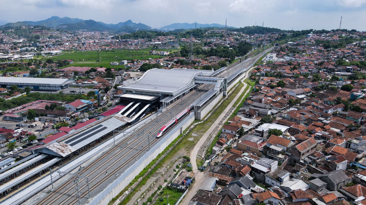 这是2025年5月20日在印度尼西亚帕达拉朗拍摄的雅万高铁列车(无人机照片)。新华社记者 徐钦 摄