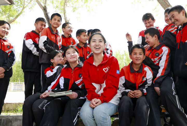 在新疆阿图什市哈拉峻乡谢依特小学,支教教师高淑贤和学生们在一起(2025年4月23日摄)。新华社记者 王菲 摄