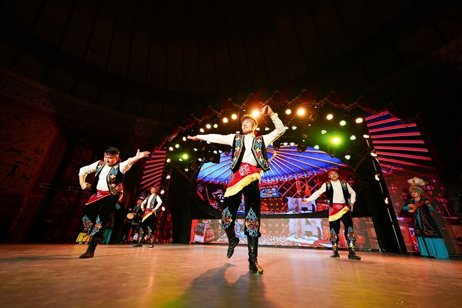 演员在位于新疆阿图什市的玛纳斯史诗大剧院为游客演绎《玛纳斯》(2025年4月22日摄)。新华社记者 徐宏岩 摄