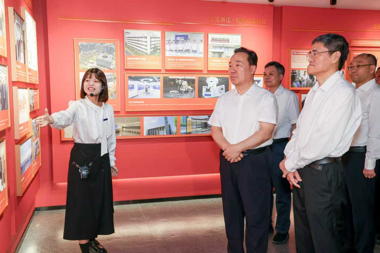 9月23日,省领导参观了浙江大学校史馆,认真听取讲解。潮新闻记者 李震宇 摄