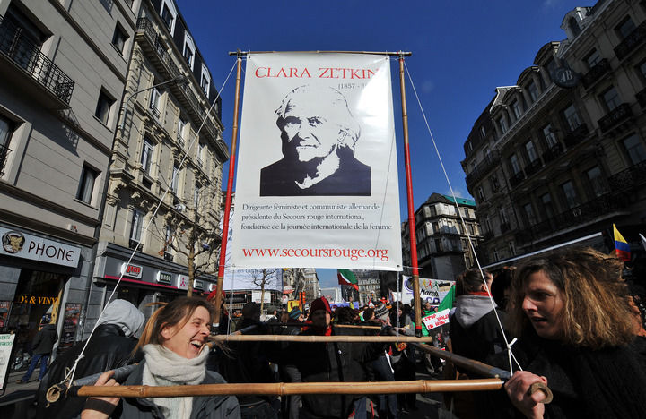 2010年3月6日,在比利时首都布鲁塞尔,妇女代表抬着著名女政治活动家、三八国际妇女节的倡导者克拉拉·蔡特金的画像参加庆祝三八国际劳动妇女节游行。新华社记者 武巍 摄