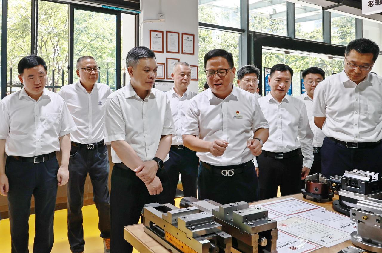 10日上午,省委副书记、省长刘捷专题调研职业教育发展工作。图为刘捷在杭州萧山技师学院,听取学校助企服务、技能认定等工作开展情况的介绍。潮新闻记者 陆乐 摄