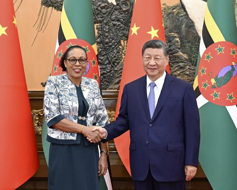 10月14日上午,国家主席习近平在北京人民大会堂会见来华出席全球妇女峰会的多米尼克总统伯顿。