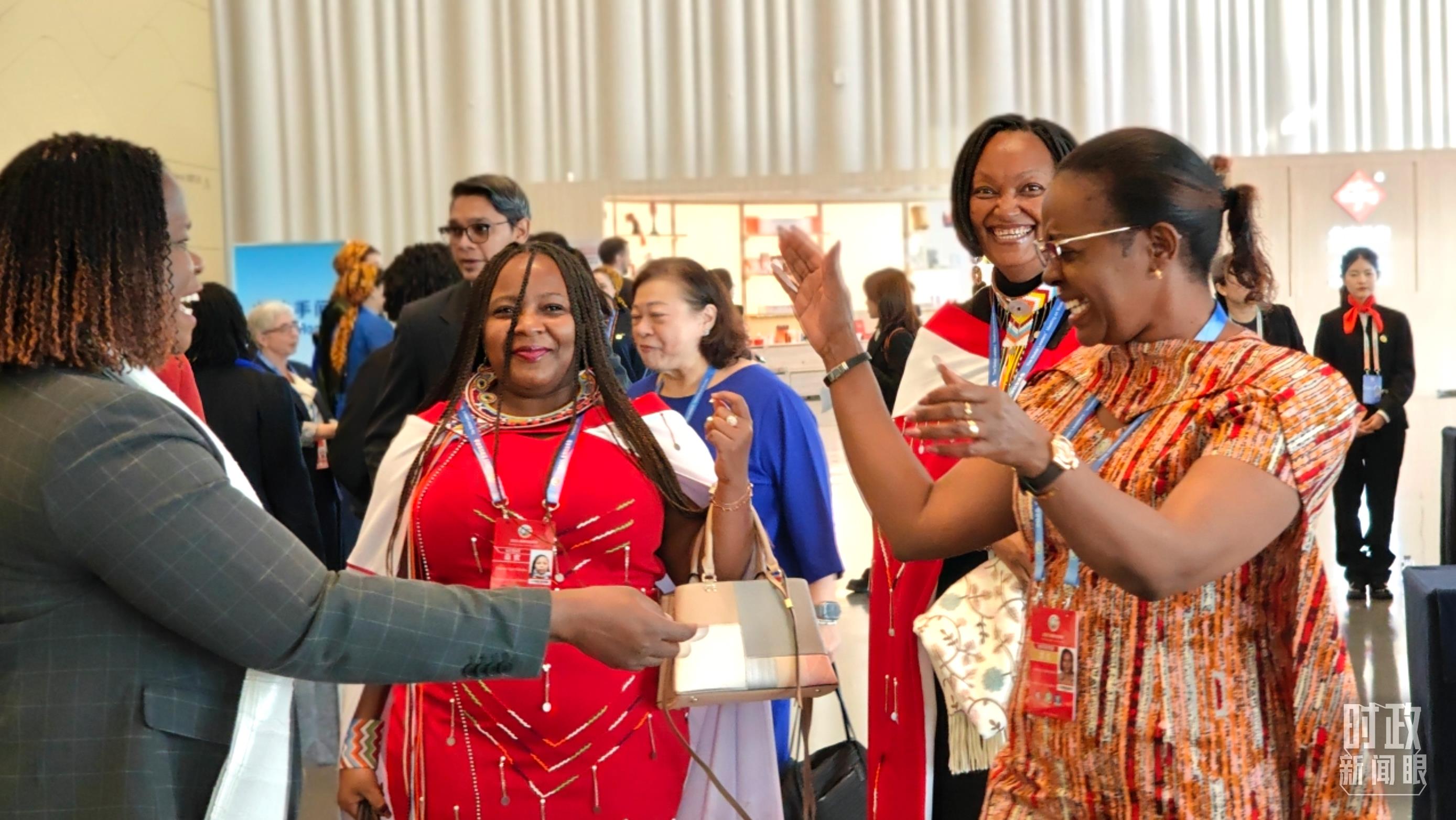 △出席全球妇女峰会开幕式的外方代表。(总台央视记者赵化拍摄)