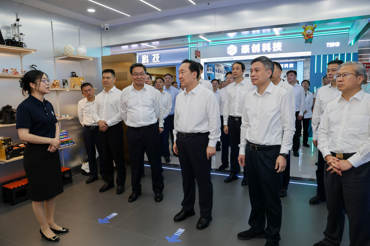 10月14日上午,省领导一行考察了义乌全球数贸中心,听取数字市场情况介绍。潮新闻记者 李震宇 倪雁强 周旭辉 摄