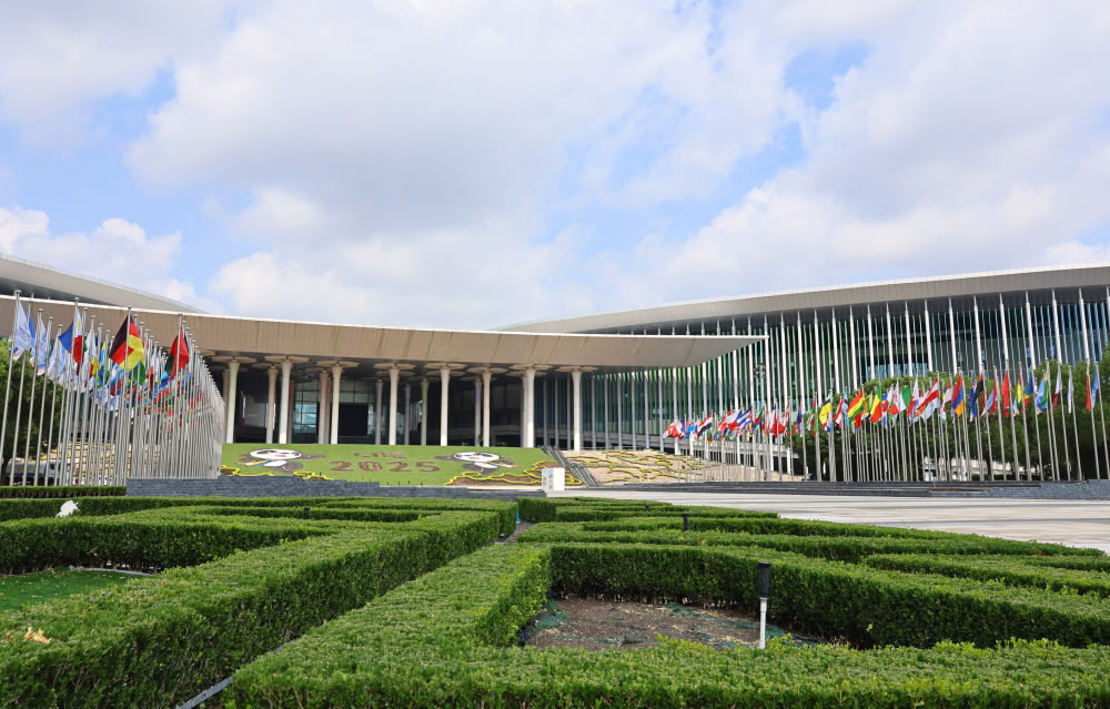 这是2025年10月5日拍摄的国家会展中心(上海)南广场。新华社记者 方喆 摄