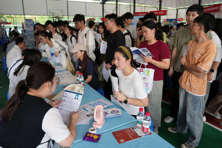 2025年10月15日在位于杭州的浙江工业大学屏峰校区拍摄的校园招聘会现场。新华社记者 韩传号 摄