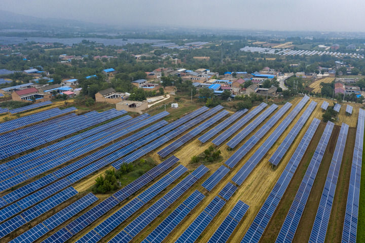 2025年6月25日在山西省运城市芮城县夭上村拍摄的光伏基地(无人机照片)。新华社记者 杨晨光 摄