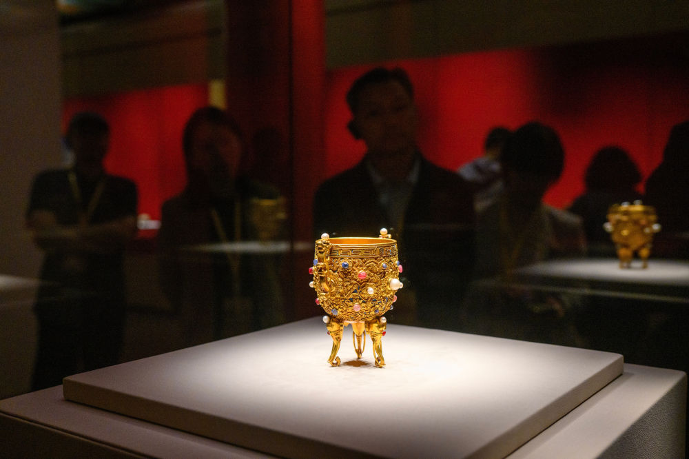 9月29日,观众参观金瓯永固杯。新华社记者 金良快 摄