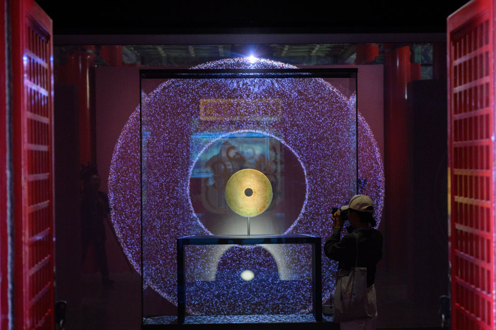 9月29日,观众参观青玉兽面纹璧。新华社记者 金良快 摄