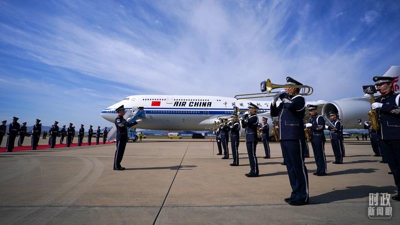 △专机抵达釜山。(总台记者李晋拍摄)