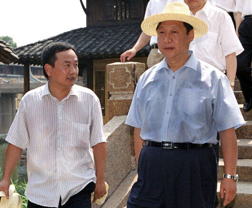 2005年8月3日,习近平在浙江嘉兴桐乡市乌镇调研古镇保护工作。资料图片 2005年8月3日,习近平在浙江嘉兴桐乡市乌镇调研古镇保护工作。资料图片