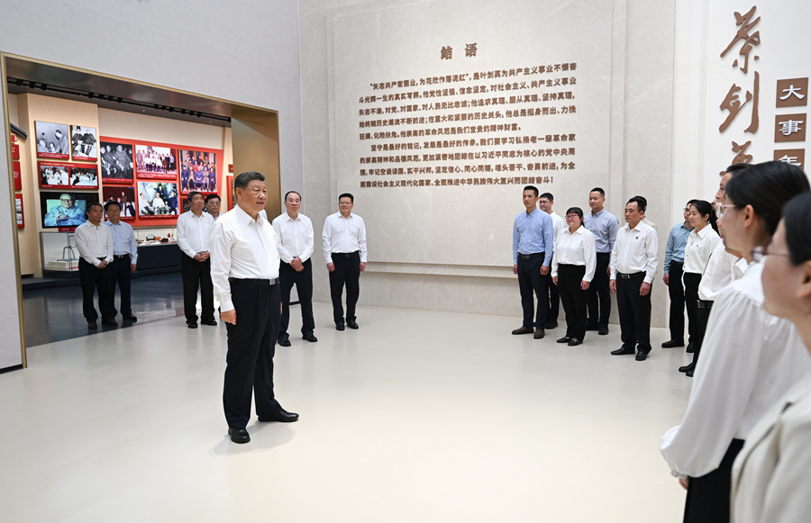 11月7日至8日,中共中央总书记、国家主席、中央军委主席习近平在广东考察。这是7日下午,习近平在位于梅州市梅县区雁洋镇的叶剑英纪念馆参观时,同工作人员亲切交流。