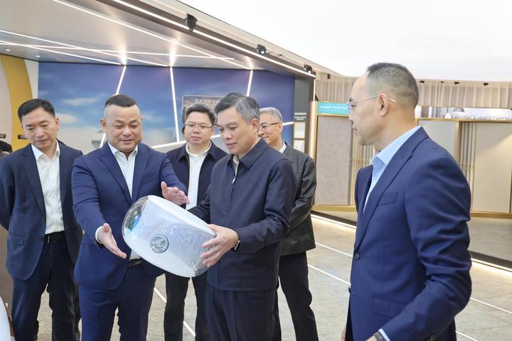 7日下午,省委副书记、省长刘捷在海宁调研。图为刘捷来到明士达股份,听取企业加强关键核心技术攻关、提升自主创新能力有关情况的介绍。潮新闻记者 陆乐 摄