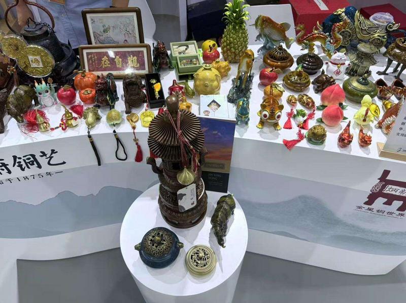 朱府铜艺展台 记者 汪雨晨 摄