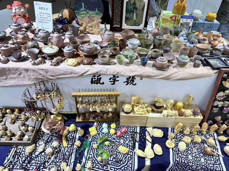 瓯悦艺术展台 记者 汪雨晨 摄