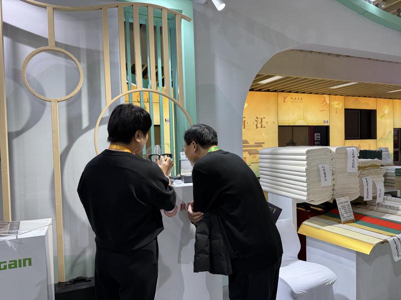 参观者正在秋果计划展台了解产品 记者 陈雷 摄