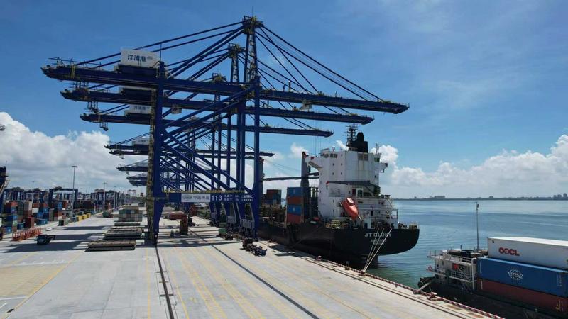 海南洋浦国际集装箱码头。人民网记者 孟凡盛 摄 海南洋浦国际集装箱码头。人民网记者 孟凡盛摄