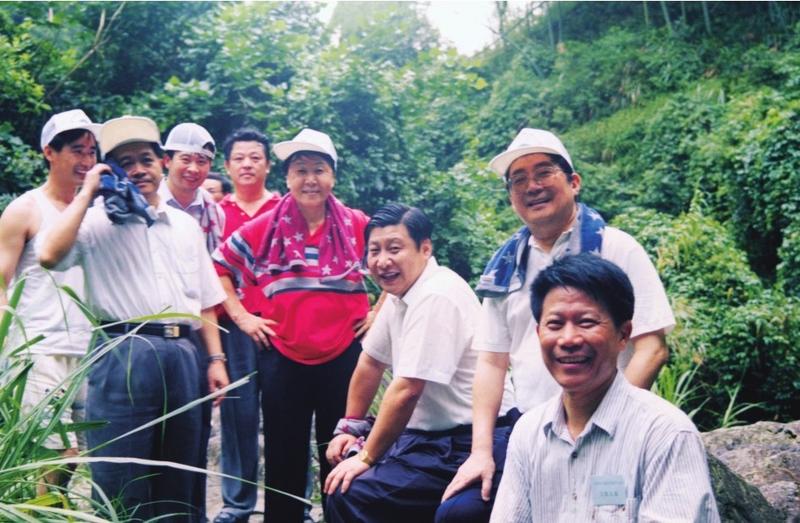 1999年6月,习近平在福州森林公园参加纪念毛主席“发展体育运动,增强人民体质”题词47周年登山健身活动。(图片来源:《习近平在福建(下册)》 1999年6月,习近平在福州森林公园参加纪念毛主席“发展体育运动,增强人民体质”题词47周年登山健身活动。(图片来源:《习近平在福建(下册)》