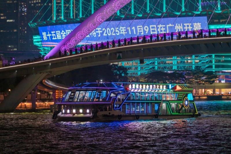 △2025年10月28日,广东广州,“全运号”新能源游船启航。