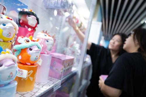 △2025年8月1日,市民在十五运会和残特奥会澳门赛区官方特许商品零售店选购。