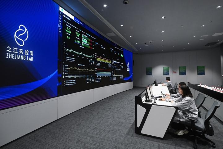 之江实验室计算与数据中心的工程师通过“之江云”系统监测服务器集群的运行状态。新华社记者 黄宗治 摄