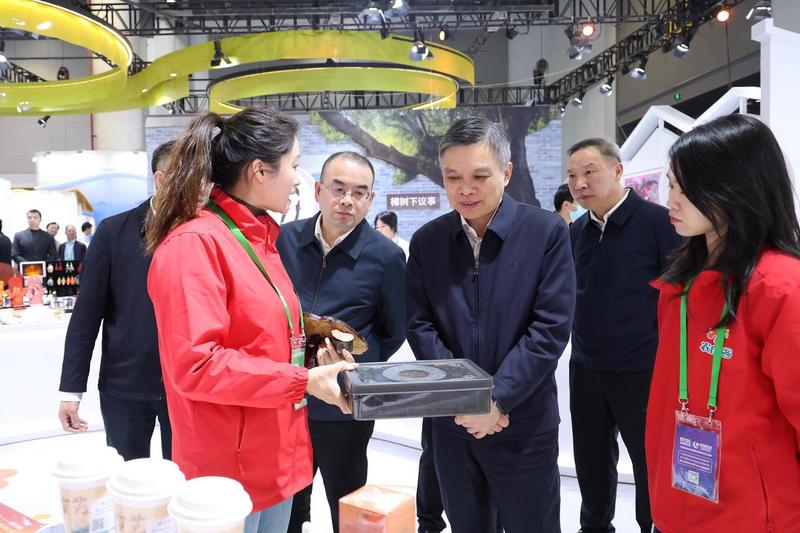 11月21日至25日,2025浙江农业博览会在杭州举行。23日下午,省委副书记、省长刘捷来到杭州国际博览中心,参观农产品展示展销,考察我省农业农村发展新成就。潮新闻记者 陆乐 摄