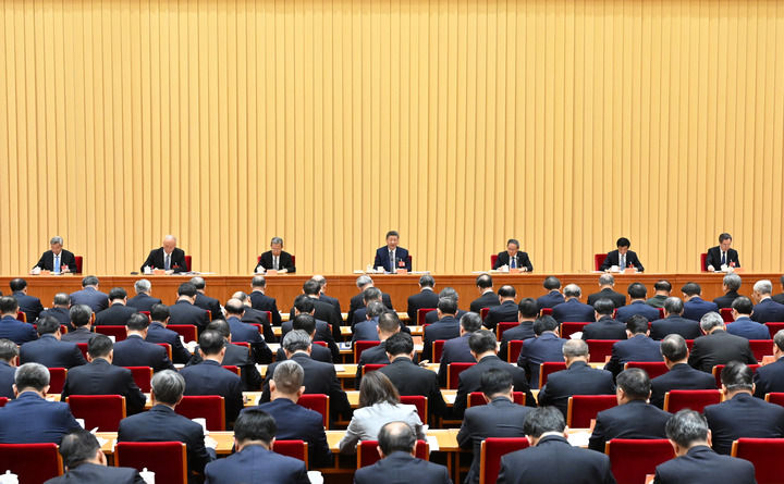 12月10日至11日,中央经济工作会议在北京举行。中共中央总书记、国家主席、中央军委主席习近平出席会议并发表重要讲话。李强、赵乐际、王沪宁、蔡奇、丁薛祥、李希出席会议。新华社记者 谢环驰 摄