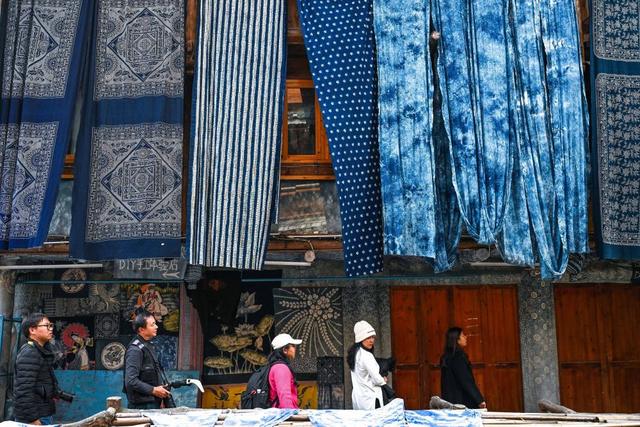 2025年12月19日,游客在贵州黎平县肇兴侗寨里游览。新华社记者 杨文斌 摄