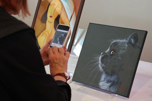 2025年9月4日,观众在法国巴黎中国文化中心参观《一针不多一针不少的苏绣》主题展时拍照留念。新华社记者 张百慧 摄