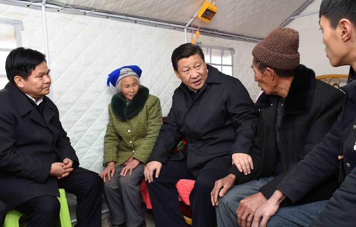 2015年1月19日,习近平总书记来到云南鲁甸县小寨镇甘家寨红旗社区过渡安置点,看望受灾群众甘正芬和她的老伴儿邹体富。