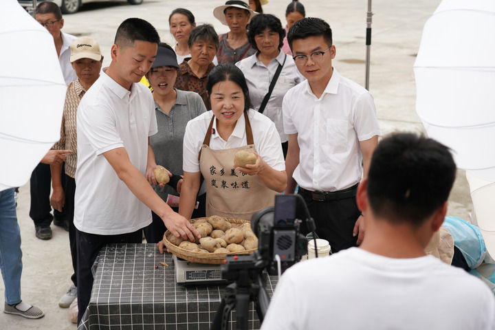 2025年6月24日,在陕西省安康市岚皋县孟石岭镇电商直播基地,村干部与电商主播一起直播,帮助当地群众销售农特产品。新华社记者 邵瑞 摄