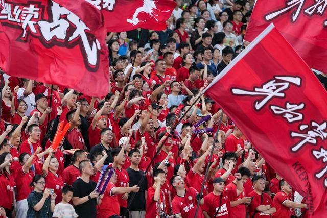 2025年7月20日,2025江苏省城市足球联赛第七轮比赛中,常州队球迷在场边加油。新华社记者 李博 摄