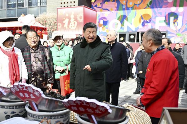 2026年2月,习近平总书记在北京东城区隆福寺街区新春市集考察。新华社记者 燕雁 摄