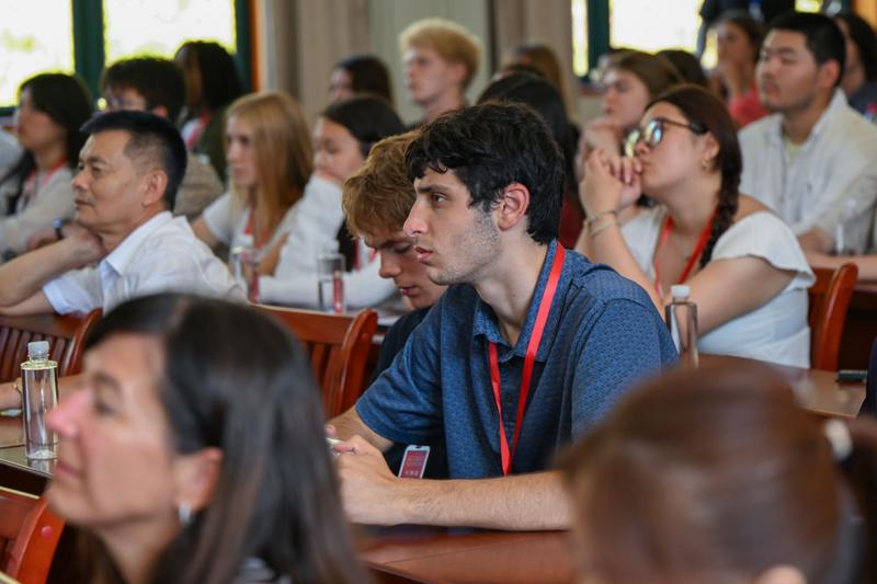 2025年7月28日,在湖北省黄冈市红安县,美国飞虎队夏令营代表团成员观看纪录片《飞虎情缘》。新华社记者 杜子璇 摄