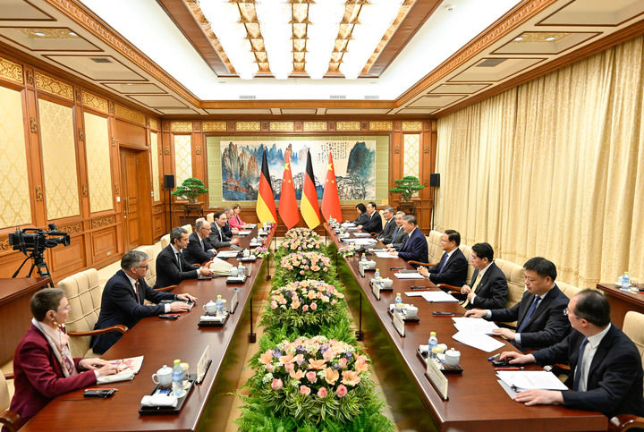 2月25日下午,国家主席习近平在北京钓鱼台国宾馆会见来华进行正式访问的德国总理默茨。新华社记者 殷博古 摄