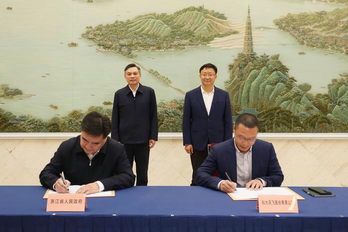 27日下午,省政府与科大讯飞签署战略合作框架协议。浙江省委副书记、省长刘捷,科大讯飞董事长刘庆峰见证签约。潮新闻记者 陆乐 摄