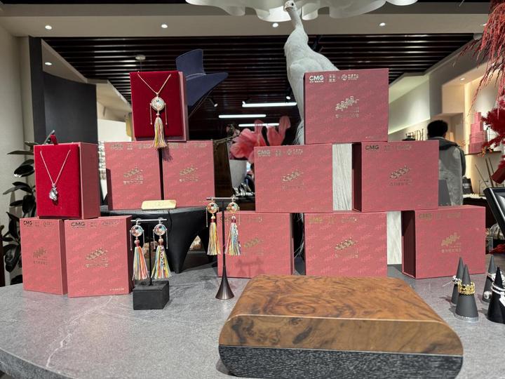 银蒂饰品推出的总台春晚文创产品受访者供图