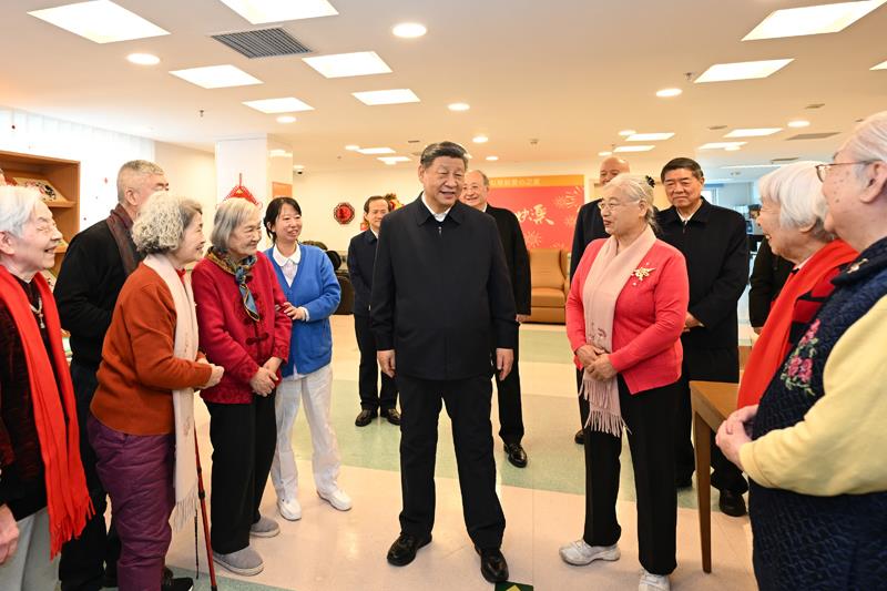 △2026年2月10日,习近平总书记在北京西城区“吾老·新街”养老服务街区银龄老年公寓考察时,同老人们亲切交流。