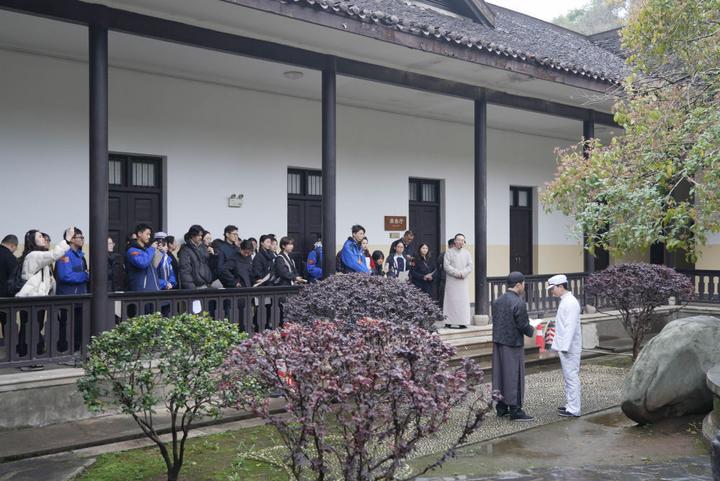 2025年3月15日,学生在湖南第一师范学院城南书院校区听取沉浸式大思政课。新华社记者戴斌 摄
