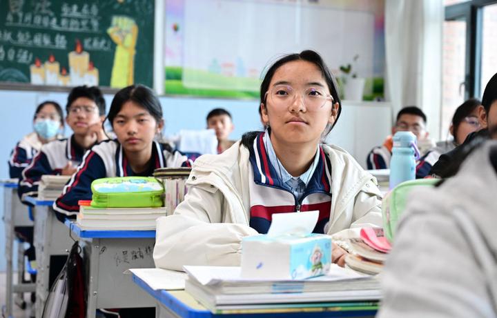 2025年11月7日,在青海省西宁市果洛西宁民族中学,学生在上课。新华社记者齐芷玥 摄