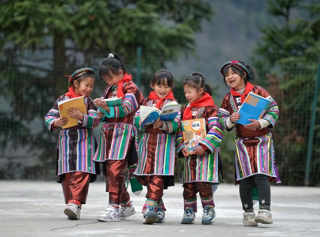 2023年2月16日,在贵州省从江县西山镇中寨教学点,领到新书的瑶族学生在一起交流。新华社记者 杨文斌 摄