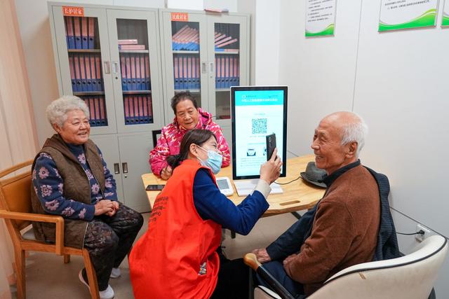 2025年10月23日,老人们在山东省淄博市张店区马尚街道金石社区日间护理中心测量健康数据。新华社记者 朱峥 摄