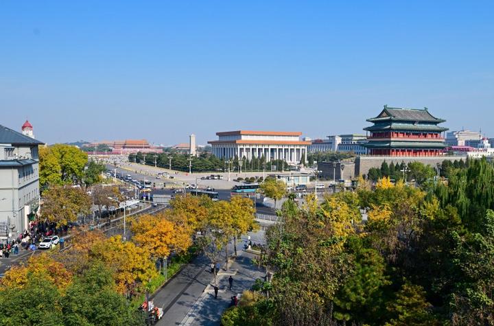 2025年11月3日拍摄的北京天安门广场建筑群及周边的秋色。新华社记者 陈晔华 摄