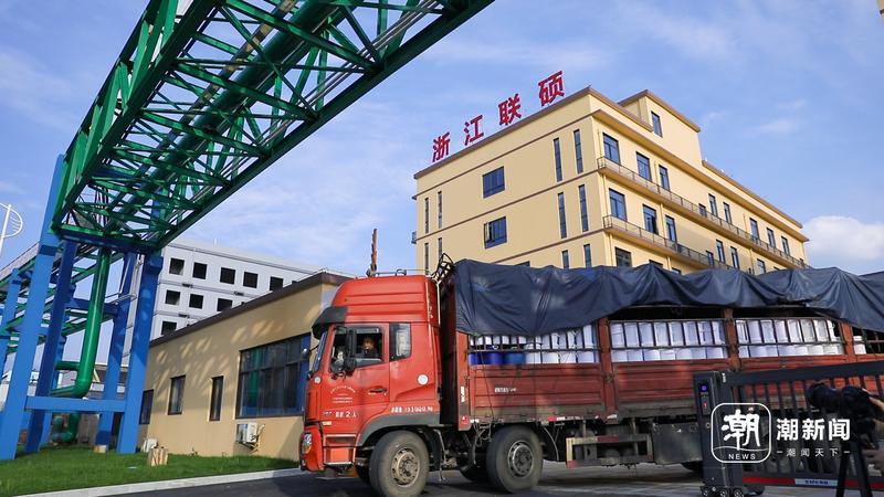 满载产品的货车驶出厂区。记者 钱洁瑗 摄