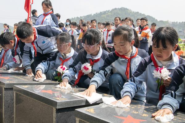 2026年4月1日,余姚市黄家埠镇回龙小学少先队员走进黄家埠镇烈士陵园,通过敬献鲜花、默哀、敬队礼等方式,缅怀革命先烈,传承红色基因。拍友 张辉